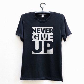 สกรีนเสื้อ 77DESIGN เสือยืดดำ NEVER GIVE UP ผ้าคัตตอน100%