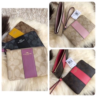 กระเป๋าคล้องมือ COACH CORNER ZIP WRISTLET IN SIGNATURE CANVAS ของแท้