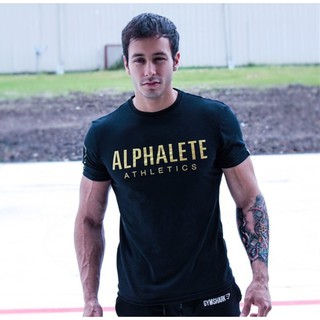 เสื้อยืดลายกราฟฟิก Alphalete สําหรับผู้ชาย