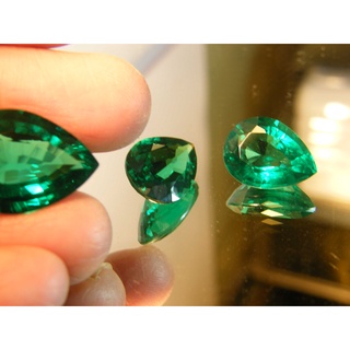 มรกต พลอย Columbia โคลัมเบีย Green  Emerald  very fine lab made PEAR shape 12x16 มม mm...17 กะรัต carats (2 เม็ด )