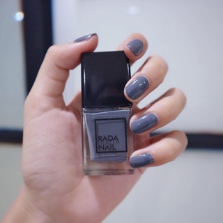 Rada Nail สีเทาเข้ม เป็นสีที่เรียบง่าย เนื้อสีเงาดั่งเจล (ไม่ต้องอบ) แห้งไว กลิ่นไม่ฉุน เล็บไม่เหลือง