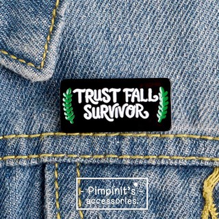 📬 พร้อมส่ง : เข็มกลัดลายป้ายสีดำ “TRUST FALL SURVIVOR” | “TRUST FALL SURVIVOR” Black Signboard Enamel Brooch Pin.