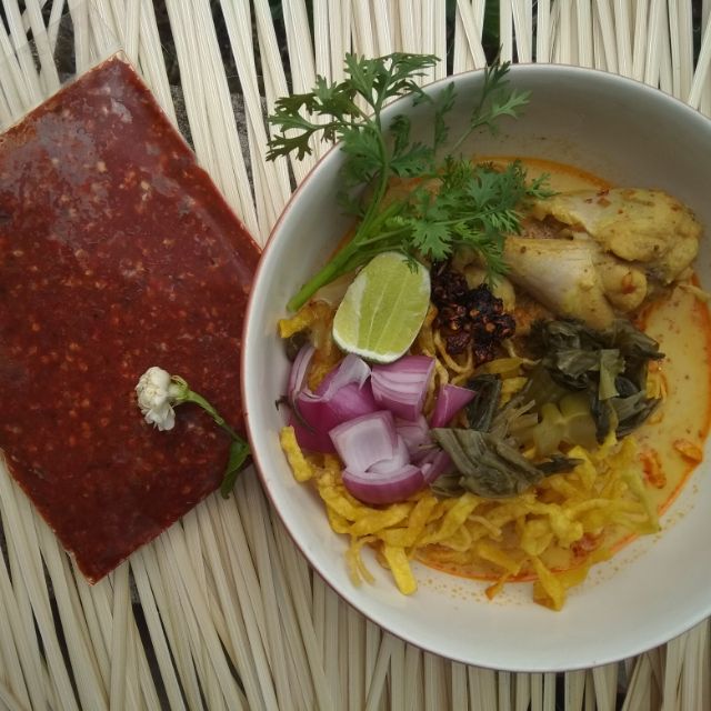 น้ำพริกข้าวซอย (เหนือ)สูตร แม่อุ้ยพร้อมปรุง(บรรจุ200กรัม)