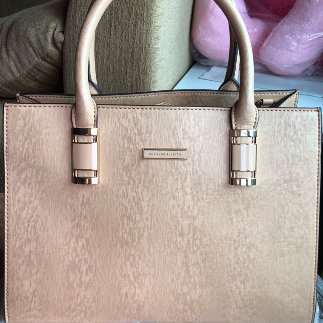 กระเป๋า Charles & Keith