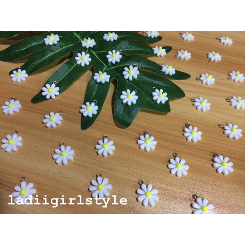 [พร้อมส่ง] ลูกปัดจี้ห้อยดอกไม้ จี้ดอกเดซี่สีขาว ขนาด 17 มิล
