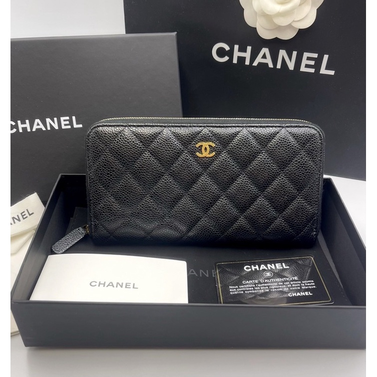 Like very new!! Chanel Zippy long wallet holo 31🔥