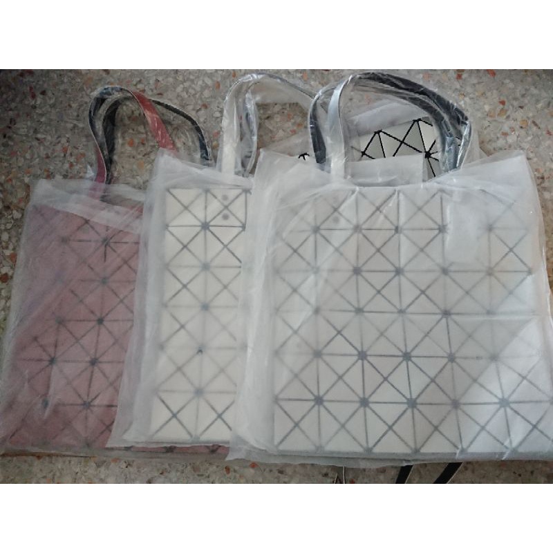 กระเป๋าทรงเรขาคณิต Lucent