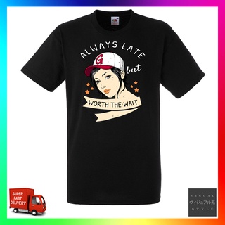 เสื้อยืดพิมพ์ลายแฟชั่น เสื้อยืดลําลอง แขนสั้น พิมพ์ลาย Always Late Worth The Wait Sasy Attitude Makeup Mua Fun เหมาะกับว