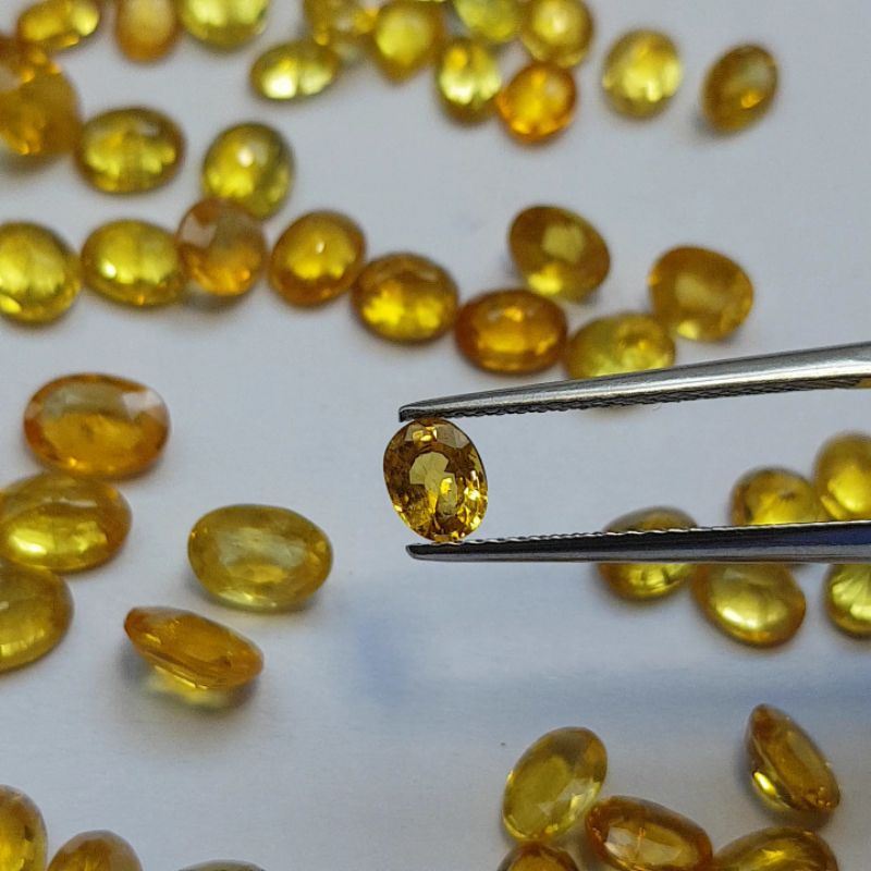 บุศราคัมบางกะจะแท้ % เผาเก่า สีเหลืองทองสว่าง สวยมาก Yellow sapphire Thailand