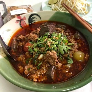 พริกน้ำเงี้ยวป้าสุข ขนาด 500 g. ฟรีดอกงิ้ว เจ้าดังเชียงราย ทำทานได้ 1 หม้อใหญ่ น้ำพริกผัดแห้งสำเร็จพร้อมปรุงน้ำเงี้ยว