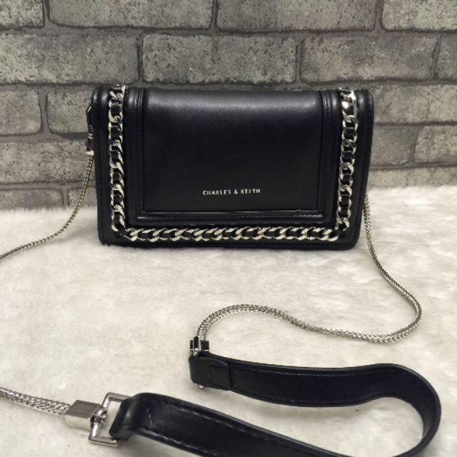 กระเป๋าCharles&keith สีดำหน้าโซ่ มือสองสภาพดีไม่มีตำหนิ