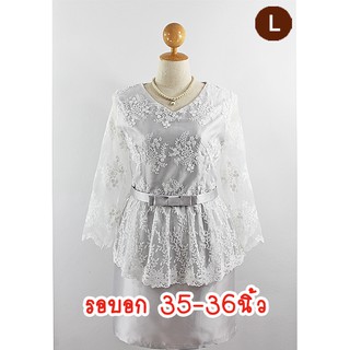 E2008-1-L-ชุดเดรสคนอ้วน สีเงิน(สีเทาอ่อนๆ) ผ้าไหมเทียมและผ้าลูกไม้ขาวนวล คาดเข็มขัดโบว์ แขนยาวลูกไม้ซีทรู