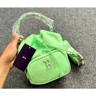 ของใหม่🤩🥰 กระเป๋าผ้าเรียบลื่นทรงขนมจีบแบบเชือกรูด MLB Boston ด้านหน้าและด้านในมีช่องติดซิป น้ำหนักเบาได้ทั้งหิ้วและสะพาย