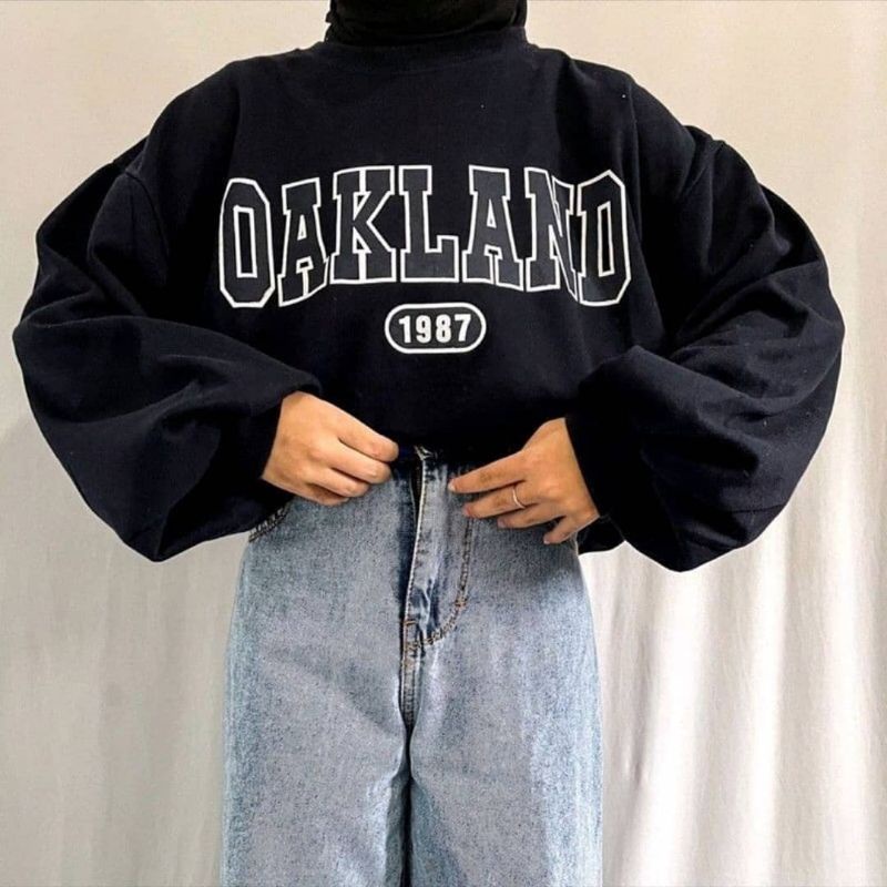 OAKLAND CREWNECK เสื้อสเวตเตอร์ผู้หญิง BASIC OBLONG