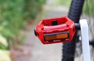 Bike Pedals 1 คู่อะลูมิเนียมอัลลอยด์แบบพับได้คันเหยียบจักรยานกลางแจ้งขี่จักรยา แป้นเหยียบพลาสติก