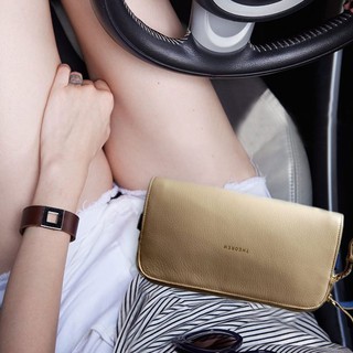 Oval Clutch กระเป๋า clutch หนังเเท้ ลุ๊ค ชิล ชิล สีเบจ