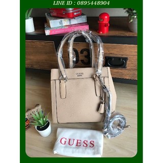 กระเป๋าถือหรือสะพายข้าง Guess Factory women’s shoulder bag กระเป๋าถือหรือสะพาย ขนาดกลางตั้งอยู่ทรง มีดีเทลหนังตกแต่งด้าน