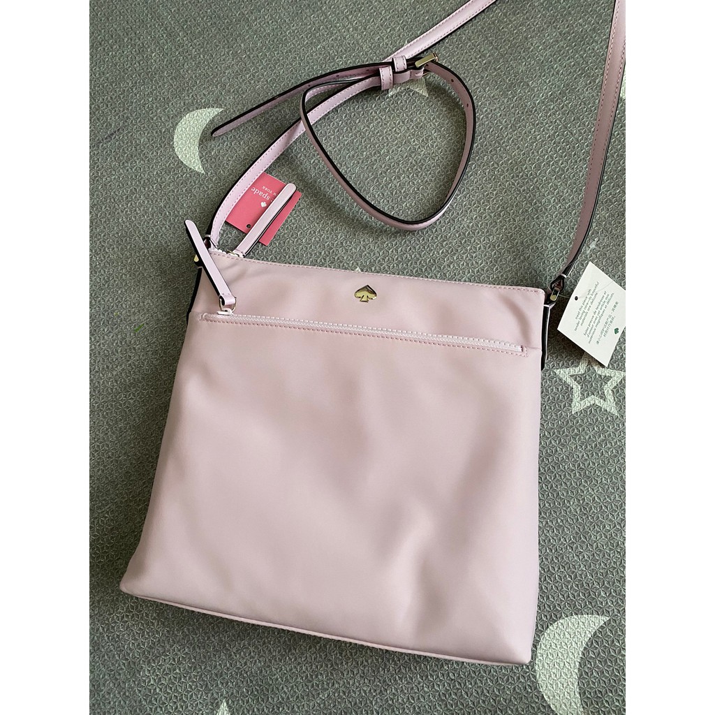 พร้อมส่ง 🔥SALE 2499🔥ถูกมาก กระเป๋าสะพาย KATE SPADE FLAT CROSSBODY# WKRU6612 ผ้าไนล่อน สีสวยหวานน่ารัก น้ำหนักเบา