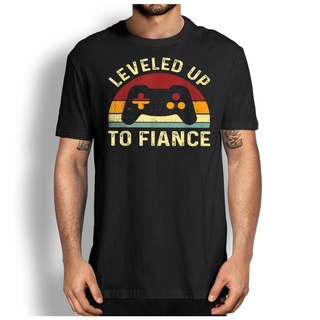 คอลูกเรือเสื้อยืด พิมพ์ลาย Just Engaged Leveled Up To Fiance สําหรับคู่รักS-5XL