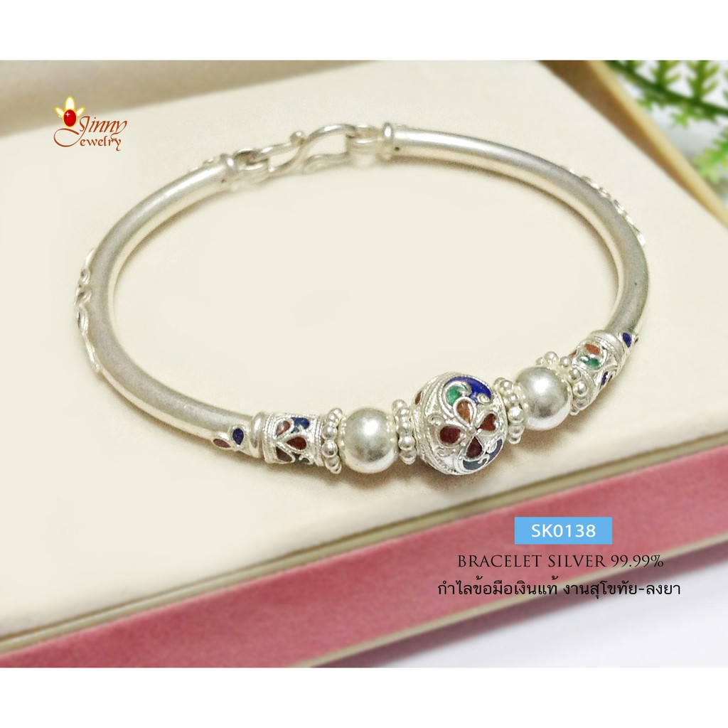 กำไลข้อมือเงินแท้ 99.9% งานสุโขทัย ลงยาสีแดง เขียว น้ำเงิน เล่นลายไทยด้านข้าง ตะขอตัว S แบบเกี่ยว กำ