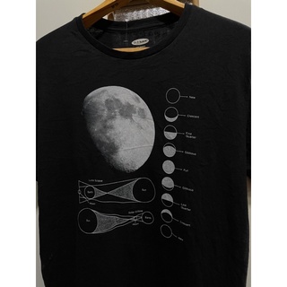 เสื้อยืดผ้าฝ้าย เสื้อยืดลายดวงจันทร์มือสอง A PHASE MOON LUNAR SPACE Size L มือ2