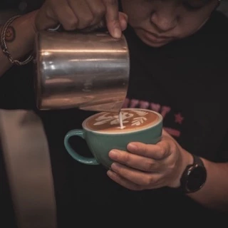 เมล็ดกาแฟ Thai คั่วกลางค่อนเข้ม โทน Caramel สำหรับ Mokapot และ กาแฟนม