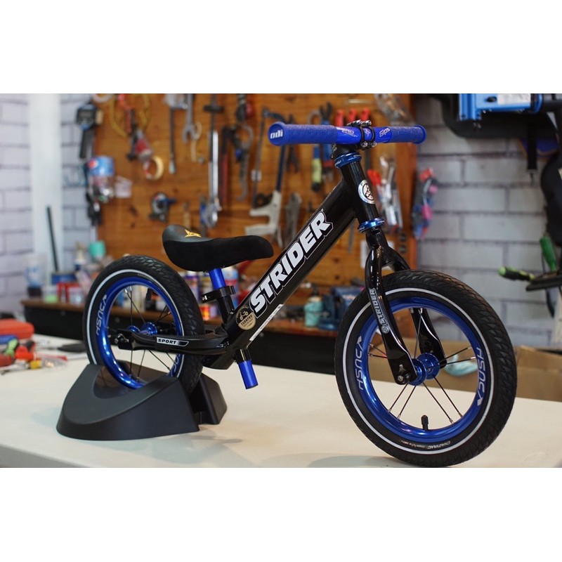 แท่นตั้งรถ Strider สำหรับล้อ 12” และ 14”