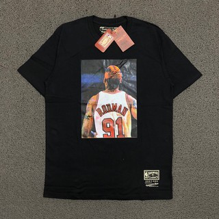 เสื้อยืดพิมพ์ลาย MITCHELL &amp; NESS RODMAN PICT สีดํา