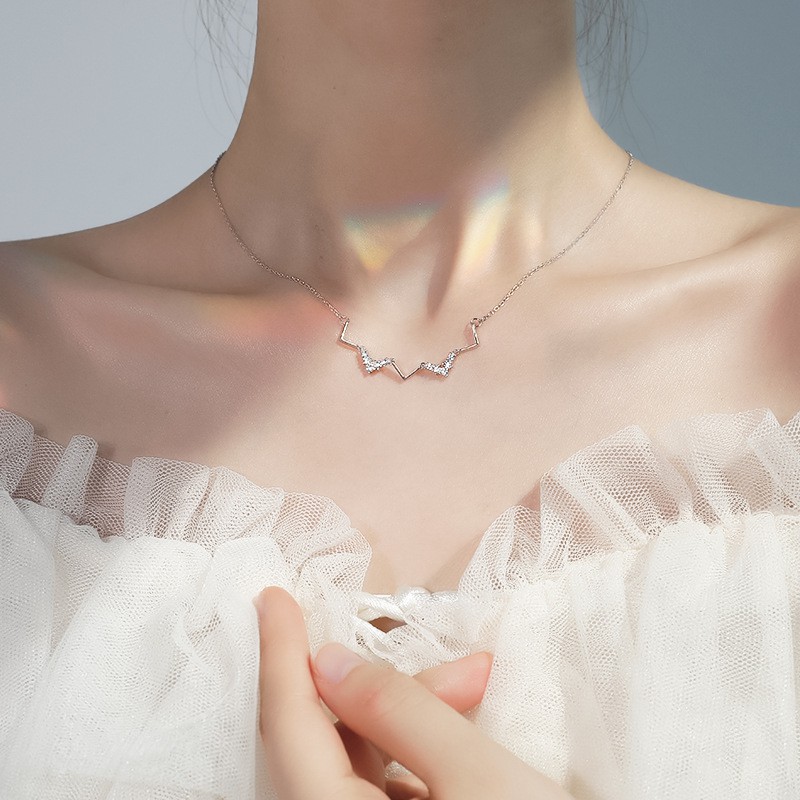 925 เงินสเตอร์ลิง Heartbeat สร้อยคอหัวใจหญิง Wave ขนาดเล็ก V-Shaped Clavicle Chain ขนาดเล็กสดจี้สั้น