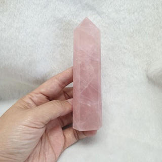 แท่งหินหินโรสควอตซ์ หินก้อนโรสควอตซ์ โรสควอตซ์(rose quartz)สูง 12.4 ซม. กว้าง 3.3 ซม. หนา 2.5 ซม. น้ำหนัก 182.1 g.