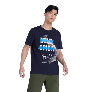 เสื้อยืดสีขาวDAVIE JONES เสื้อยืดพิมพ์ลาย สีกรม ทรง Regular Fit Graphic Print T-Shirt in navy TB0214NV