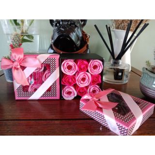 กุหลาบValenwhiteหลาบสบูมีกลิ่นหอมของกุหลาบมาพร้อมกล่องทรงสูงขนาด9*9*9 สี่เหลี่ยมชมพูจุดขาว