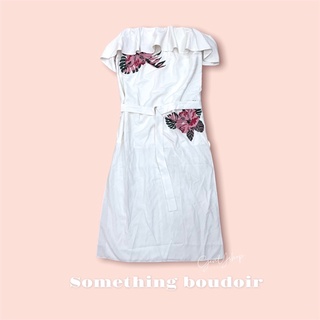 [New] Something Boudoir แท้💯 เดรสเกาะอก ปาดไหล่ งานปักลายดอกไม้ + เข็มขัด (สีขาว)