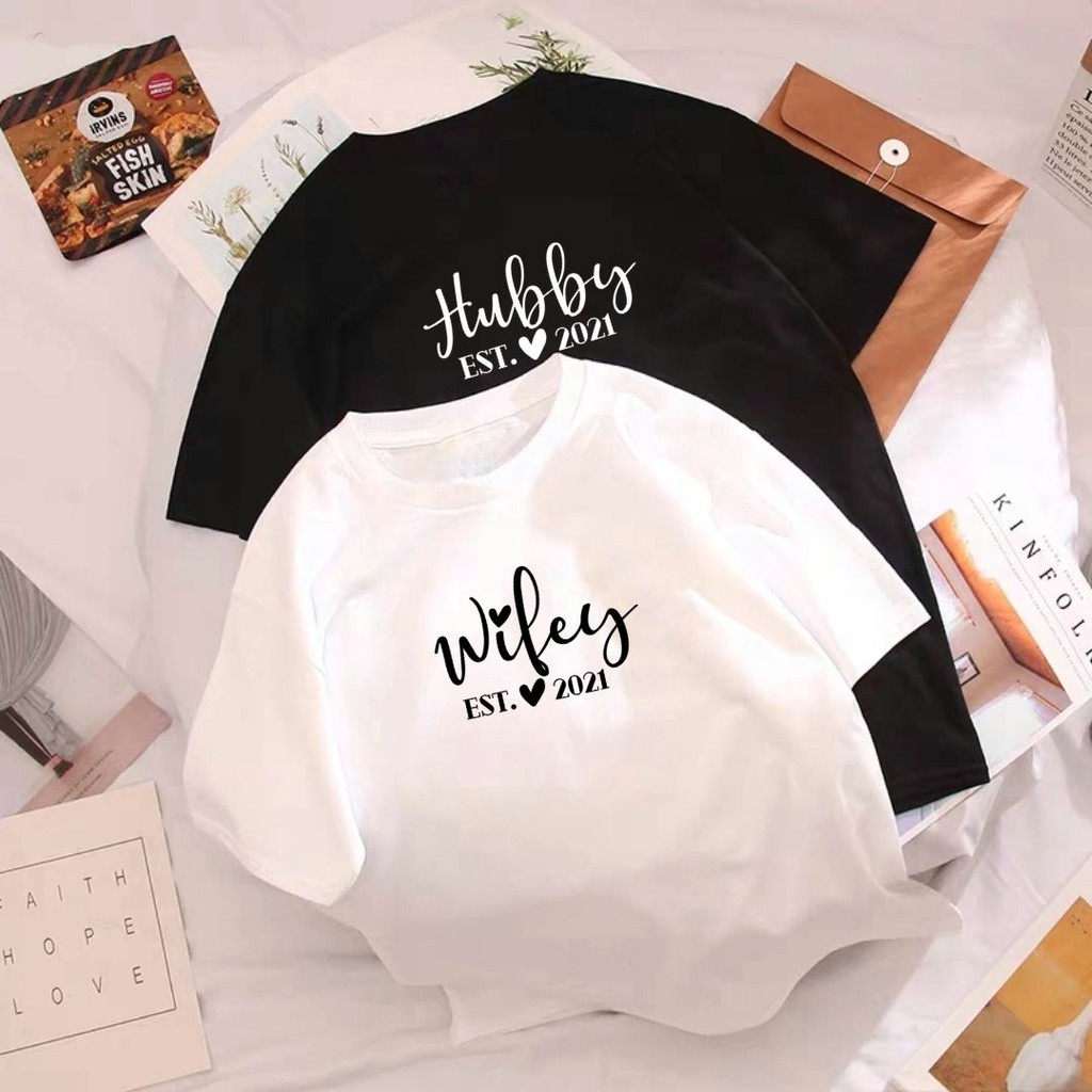 Wifey Hubby Couple Tee Unisex ผ้าฝ้าย 100% คอกลมแขนสั้นเสื้อยืดลําลอง Tee