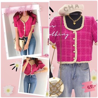 เสื้อแขนสั้น คอเหลี่ยม เริ่มจาก Detail ที่สีของผ้า 🧶🧶 เนื้อผ้าเป็นลายตาราง ไล่เฉดสี Pink fuchsia กับ Pink blush