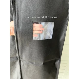 a.n.a.w.o.r.l.d ถุงใส่สูท คลุมเสื้อผ้า พับหิ้วได้ 1 ชิ้น (สีดำ) มีเชือกดึงซิป แถมฟรี ไม้แขวนพับได้ ถุงของขวัญ 1 ชิ้น