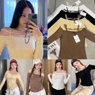 Jacq off-shoulder top🔥(340฿ฟรีส่ง) เสื้อดีไซน์เก๋มาแล้วค่า 🥳 เสื้อสายเดี่ยวแขนยาวปาดไหล่มีสายคาด ดีเทลโลโก้ตัวอักษรสีทอง