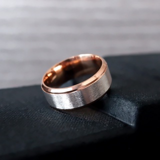 แหวน Pink Gold Edge ลดระดับขอบแหวนเล็กน้อย หน้ากว้าง 8 มม. ผิวด้านปัดแฮร์ไลน์ (SL34)