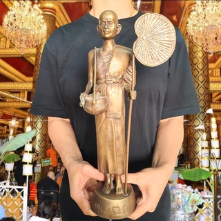 ครูบาศรีวิชัย นักบุญแห่งล้านนา วัดพระธาตุดอยตุง ปี2520 เนื้อทองเหลืองผิวมันปู (กว้าง3นิ้ว สูง13นิ้ว)เป็นรูปครูบาประทับยื