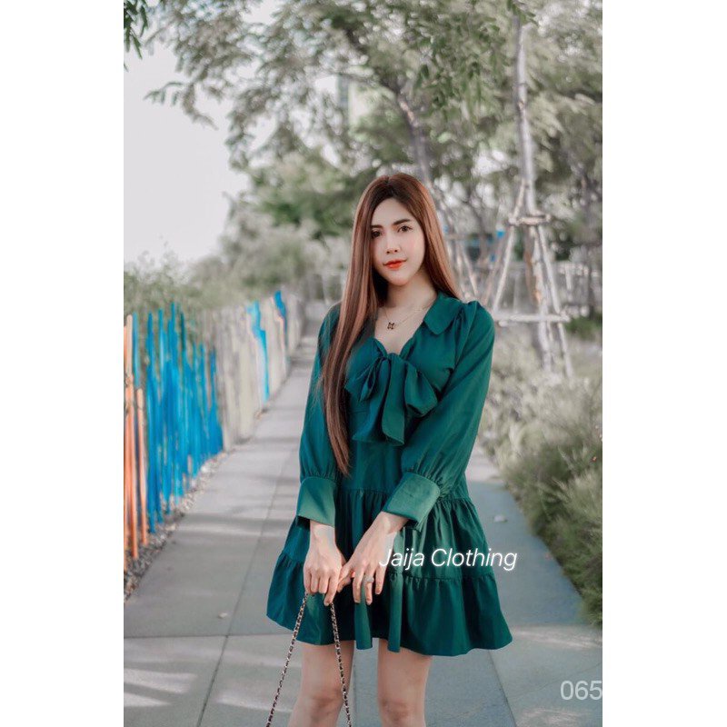 สพ0014 มินิเดรส ทรงคอวี คอปก แต่งโบว์ผูกหน้า  แขนยาว ชายระบาย ผ้าไหมอิตาลี สุดฮิตคือต้องมีค่ะ งานสวย