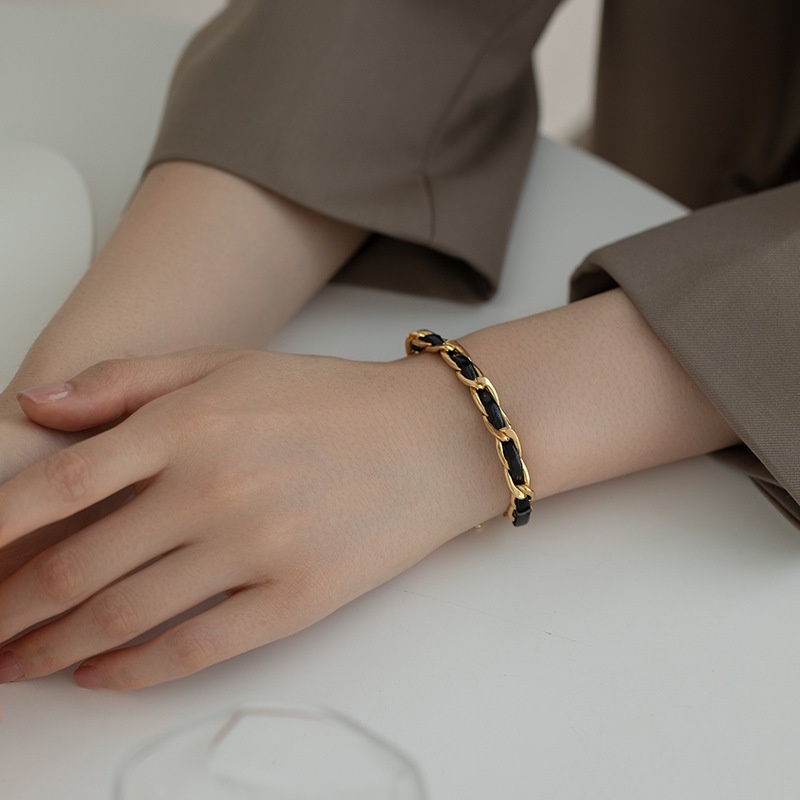 สร้อยข้อมือ เชือกหนัง pu ไทเทเนียม สีดํา สีทอง สไตล์ใหม่ ไม่จางหาย สําหรับแฟนสาว