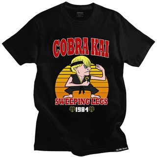 เสื้อยืดแขนสั้น ผ้าฝ้าย พิมพ์ลาย Cobra Kai Strike First Strike Hard No Mercy สําหรับผู้ชาย 1984 Tee DF12HJ41105สามารถปรั