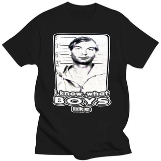 เสื้อยืดสีดำอินเทรนด์ใหม่ เสื้อยืดลําลอง แขนสั้น พิมพ์ลาย Jeffrey Dahmer I Know What Boys Like Serial Killer สําหรับผู้ช