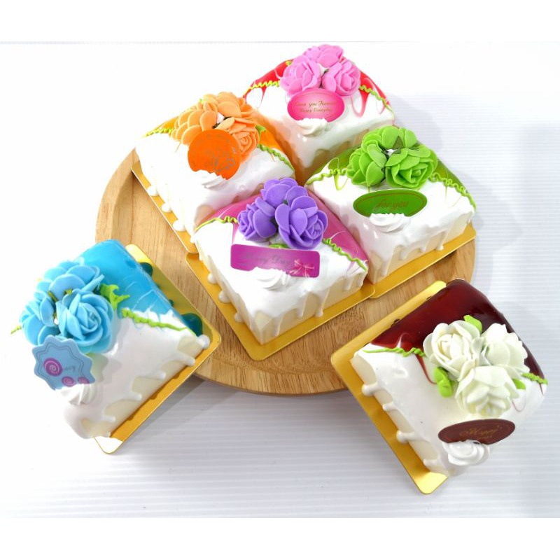 ขนมเค้กปลอม นุ่มๆมีกลิ่นหอม มีแม่เหล็กฝังด้านล่างข้างในขนมปัง 001