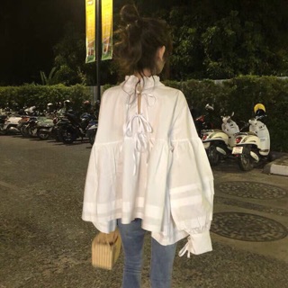 ✨มินิเดรสแขนยาวทรงoversize ดีเทลกรุยกรายอลังกาลมากค่ะ ขุดสามารถใส่ได้ทั้ง2ด้าน แต่งเชือกผูกมินิโบว์6เส้น