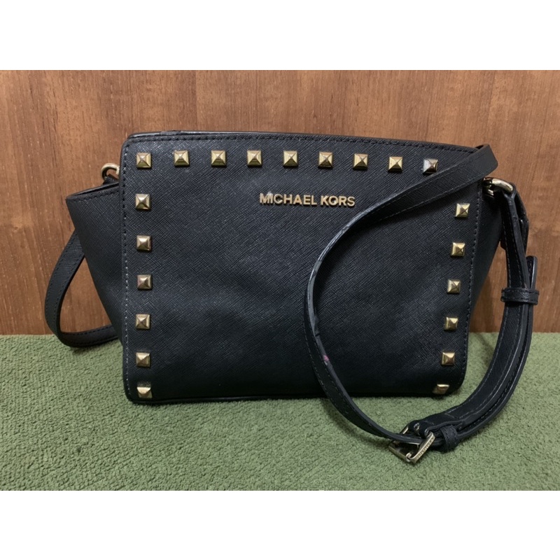กระเป๋า michael kors (MK) ของแท้มือสอง สภาพสวยไม่ขาด มีร่อยรอยการใช้งานบ้าง