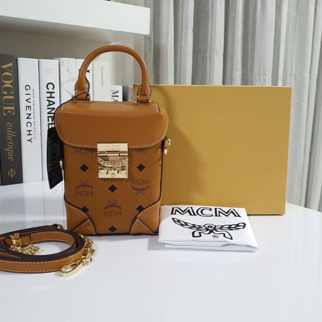 MCM MINI SOFT BERLIN CROSSBODY IN VISETOS วัสดุพิมพ์ลาย VISETOS Code:B9D140665 แบรนด์แท้ 100% งาน Outlet