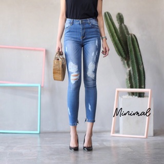 Mid-rise jeans with rip