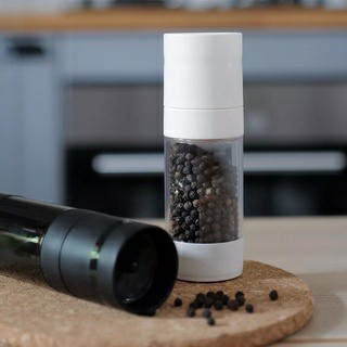 ขวดบดพริกไทย ขวดบด พลาสติก ขวดบดเกลือ ไม่เป็นสนิม ที่บดพริกไทย  Pepper Grinder Bottle Ryuukitchen