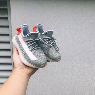 Sneaker Gray รองเท้าผ้าใบสีเทาสุดเทห์